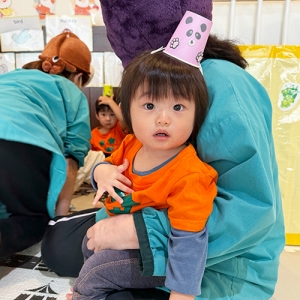 紙コップの帽子を被る子ども