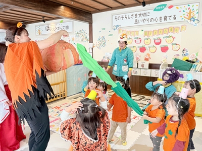 大きなかぼちゃを抜いて喜ぶ子どもたち