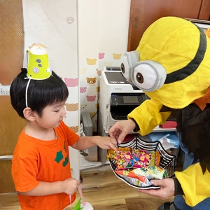 ハロウィーンのお菓子ももらう子ども