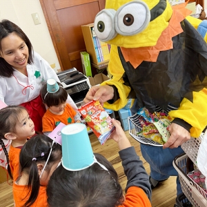 ハロウィーンのお菓子ももらう子どもたち