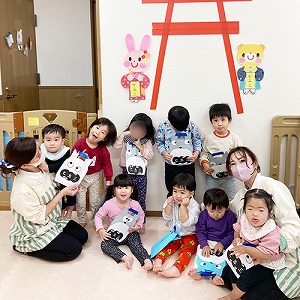 鳥居の壁面飾りの前で七五三のお祝いの記念撮影