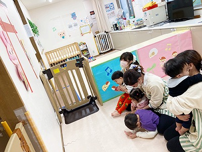鳥居の壁面飾りの前で七五三のお参り