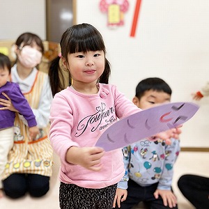 落ち葉探しゲームをする子ども