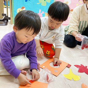 カラーセロハンを貼る子どもたち