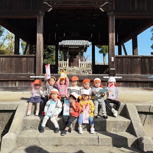 七五三のお参りに訪れた神社で記念撮影