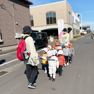 みんなで並んでお散歩に行く子どもたち