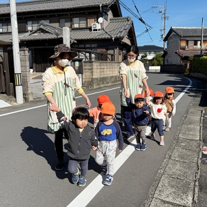 みんなで並んでお散歩に行く子どもたち