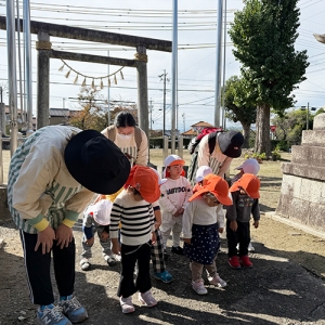 神社で礼をする子どもたちと先生