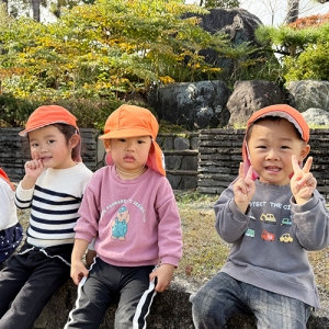 ピースサインをする子どもたち