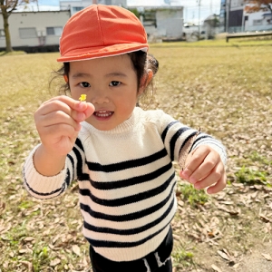 見つけたものを手にして見せてくれる子ども