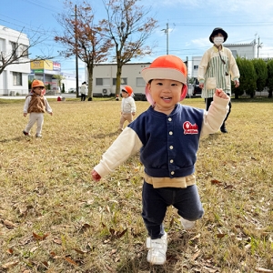 笑顔でカメラに近づく子ども