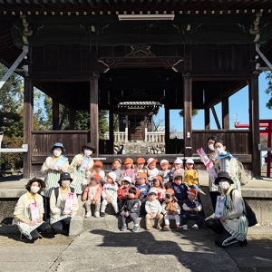 七五三のお参りに訪れた神社でみんなで記念撮影