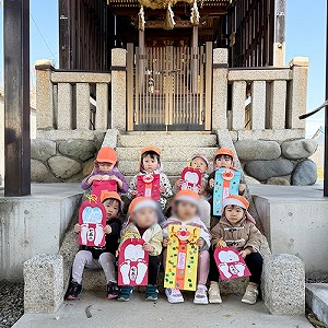七五三のお参りに訪れた神社で記念撮影