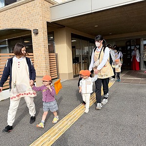 散歩へでかける子どもたち