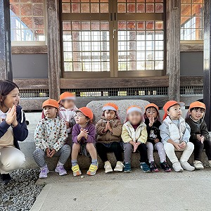 七五三のお参りに訪れた神社で記念撮影
