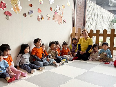 真剣な表情で紙芝居のお話を聞く子どもたち