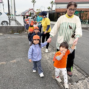 先生と手をつないで歩く子どもたち