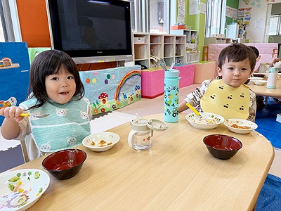 給食を食べる子どもたち