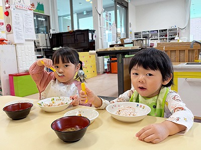 給食を食べる子どもたち