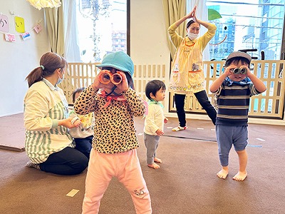 「ベイビーシャーク」の曲に合わせて準備体操をする園児と先生