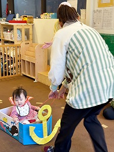 先生が引く船に乗る子ども