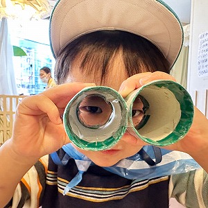 双眼鏡を除く子ども