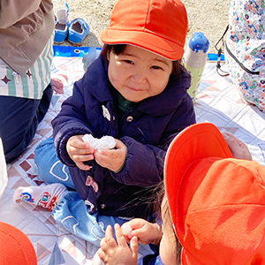 公園でおにぎりを食べる子どもたち