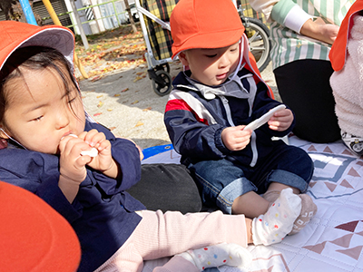 公園でおにぎりを食べる子どもたち