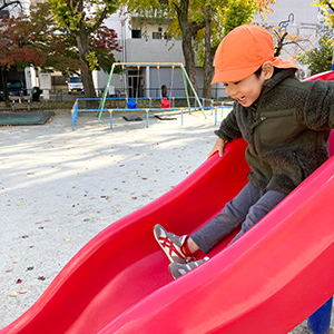 滑り台で遊び子ども