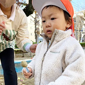 砂場遊びをする子ども