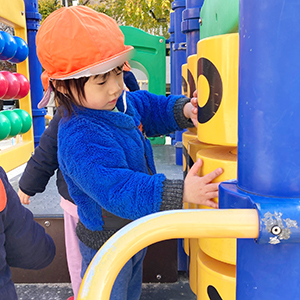 公園の遊具で遊ぶ子ども
