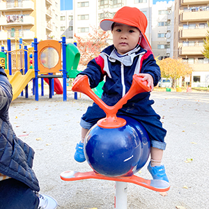 公園の遊具に乗る子ども