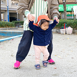 先生に手をひかれて歩く子ども