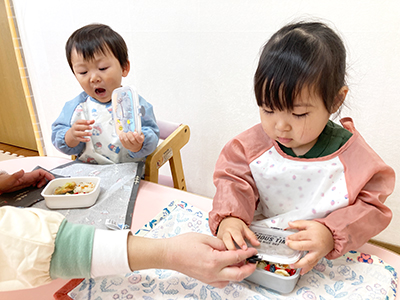 お弁当箱のふたを開ける子どもたち