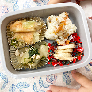 お弁当箱に入った給食