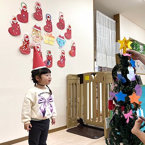 飾り付けしたクリスマスツリーを眺める子ども