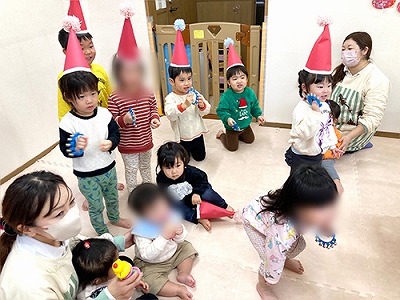 楽器を手に「あわてんぼうのサンタクロース」を歌う子どもたち