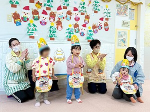 みんなの前に出てお誕生日をお祝いされるお友だち