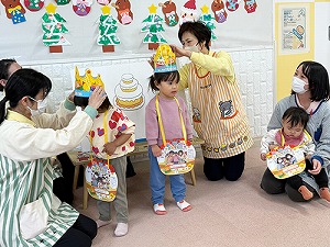 先生に王冠を被せてもらうお誕生日のお友だち