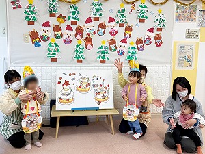 飾りつけをした誕生日ケーキとお誕生日のお友だち