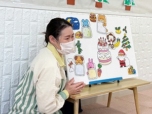 子どもたちにパネルシアターを披露する保育士