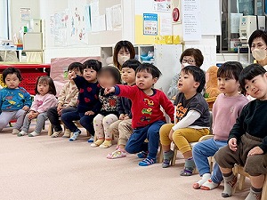 パネルシアターを鑑賞する子どもたち
