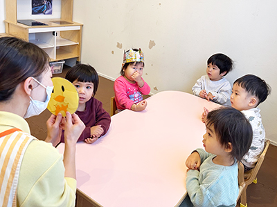 先生のお話を真剣に聴く子どもたち