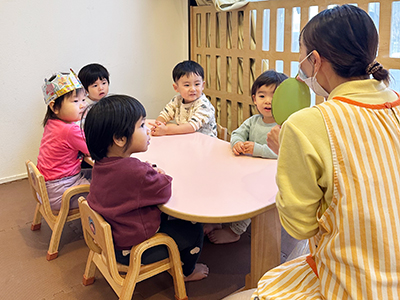 先生のお話を真剣に聴く子どもたち