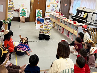 先生によるパネルシアターを楽しむ子どもたち