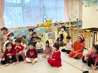 先生によるパネルシアターを楽しむ子どもたち