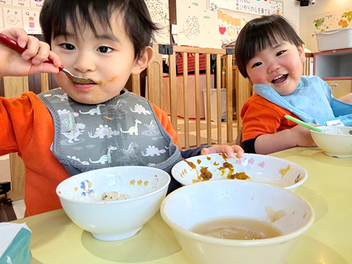 楽しそうに給食を食べる子ども