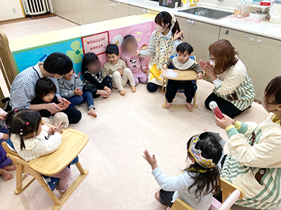 お誕生日の歌でお祝いする園児たち