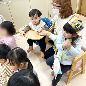 先生の出し物を見て嬉しそうな表情を見せる子ども