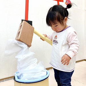 餅つきを楽しむ子ども